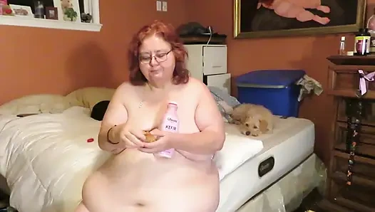 Schmutziger kuchen und kefir essen und schlürfen video