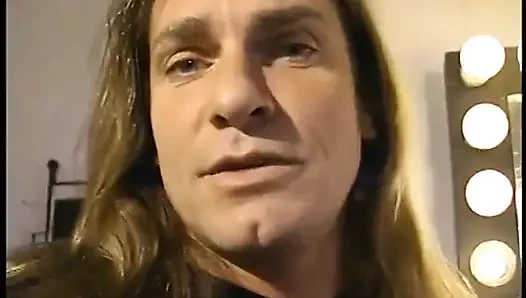Сочную крошку-блондинку с идеальными сиськами пробурил длинноволосый мужчина в зеленой комнате
