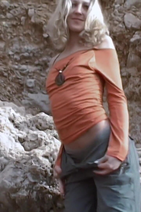 Lady-margaux: güzel minyon bayan Margaux deniz kenarında ateşli bir striptiz yapıyor