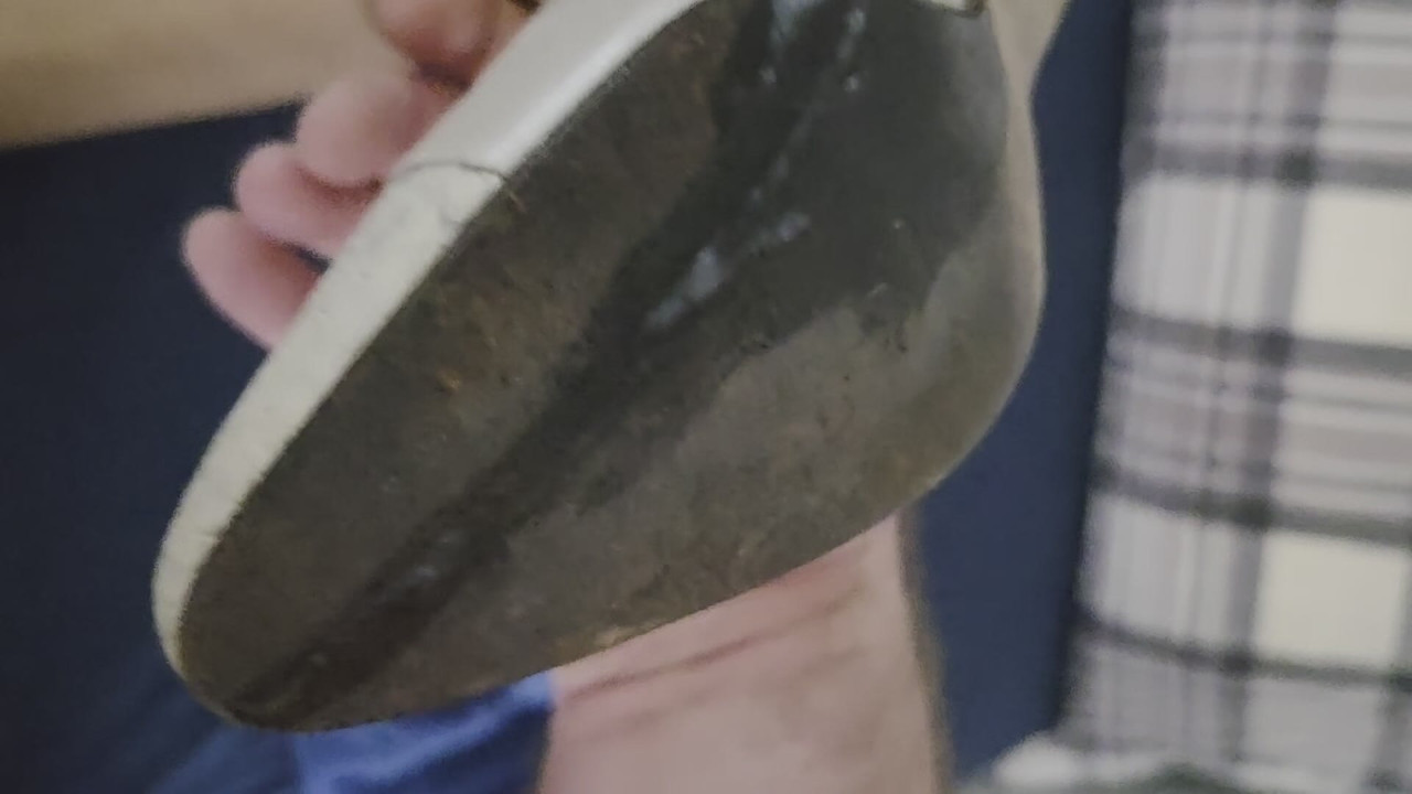 Sekretaris kulit putih dengan sepatu hak tinggi 36