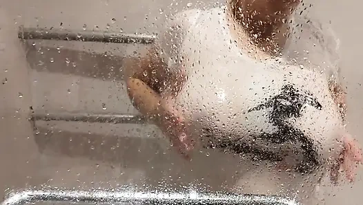 Мокрая крошка в футболке позволила мне наблюдать