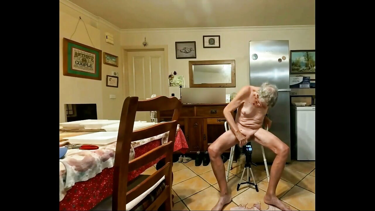 Yemek odasında eğleniyor