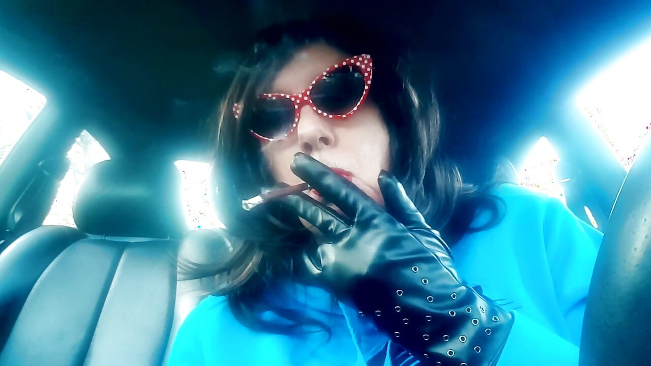 MOMMY ENJOYS HER MORE 120 MENTHOLS WHILE SITTING IN HER CAR