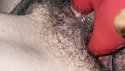 Волосатая киска мастурбирует игрушкой после кримпая