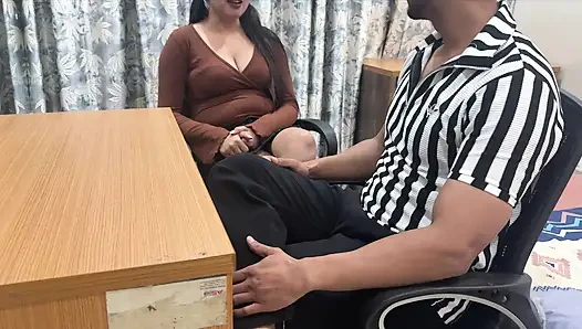 Ich finde das sextoy meiner kleinen indischen stiefschwester würfeln und zeige ihr meinen schwanz, blowjob geben
