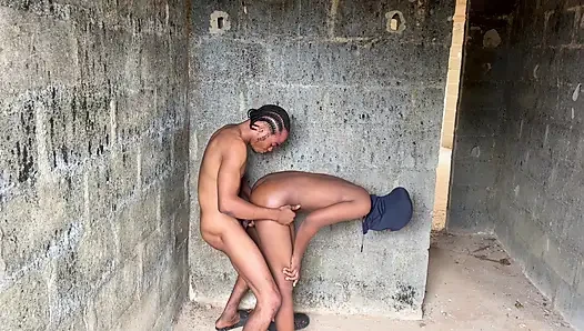 Yüksek katlı binada açık havada halka açık seks