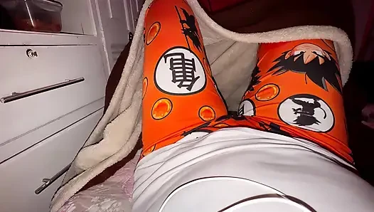 Menonton anime dengan mainan. Nyepong sampai orgasme