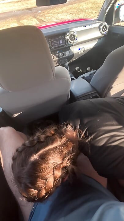18-letnia randka Tinder daje niechlujne gardło w samochodzie