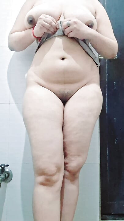 Une tatie sexy se fait surprendre par une desi indienne