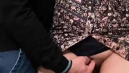 Sexy MILF bekommt ihre Klitoris in einer U-Bahn gerieben