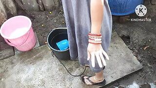 India bañándose al aire libre con tetas calientes