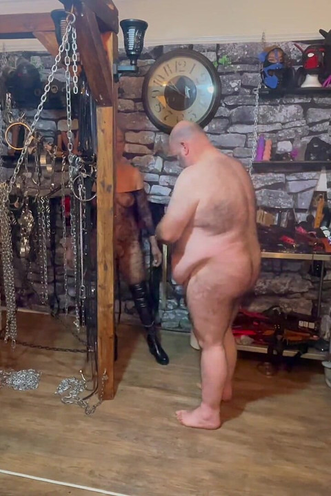 블랙베리밀프에게 벨트로 로 스팽크를 가르치는 라니스타 비어.