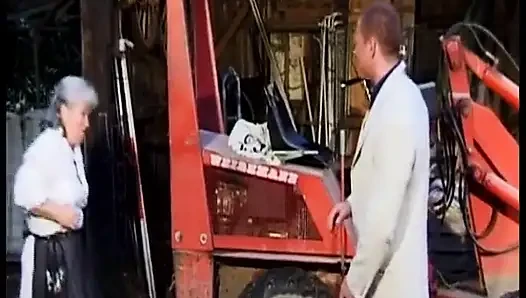 Doğal sarışın olgun Alman klasik ev yapımında sikiliyor