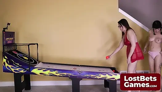 Alisha & selina gegen Helena & Starli in Strip Skee Ball