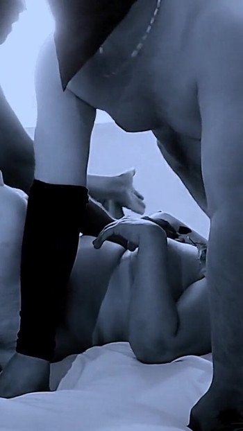 Momen epik dari "seks hardcore yang luar biasa di threesome."
