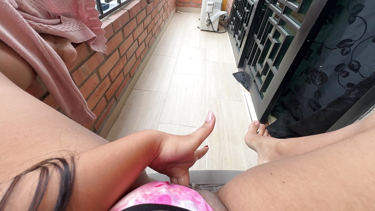 Noaptea trecută mă plimbam pe balcon în lenjerie intimă și am văzut-o pe vecina mea uitându-se spre aici, așa că am decis să mă masturbez azi dimineață să văd dacă pot ieși și