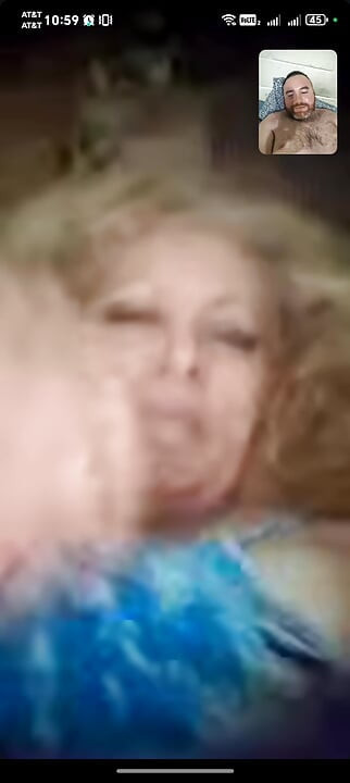 Mama sexy îmi face un apel video