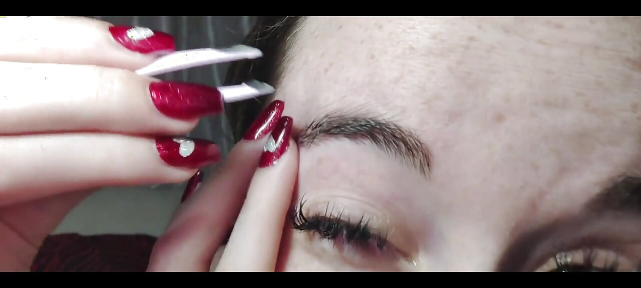 Kaşlarımı cımbızlıyorum yakın çekim