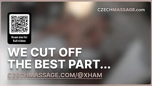 Büyük memeli orta yaşlı seksi kadın masörün yarağının her santimini alıyor