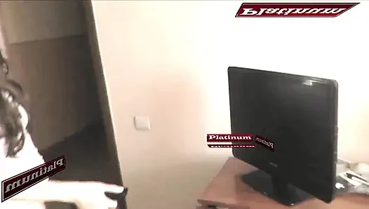Соло молодая женщина без трусиков в ванной утром, пальцами мастурбирбирует мокрую письку в спальне до оргазма, сквиртует, и на кухне