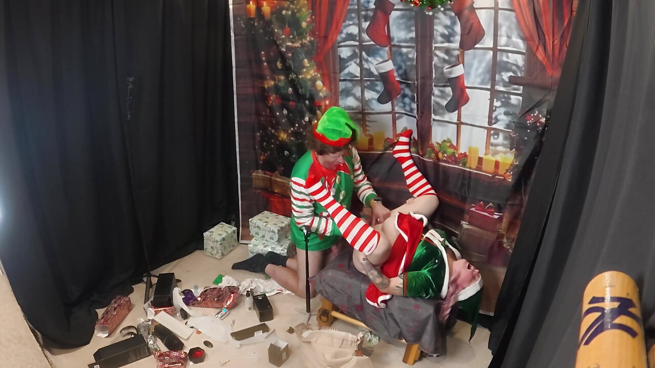 Dia 12: Elfos na prateleira de brinquedos sexuais