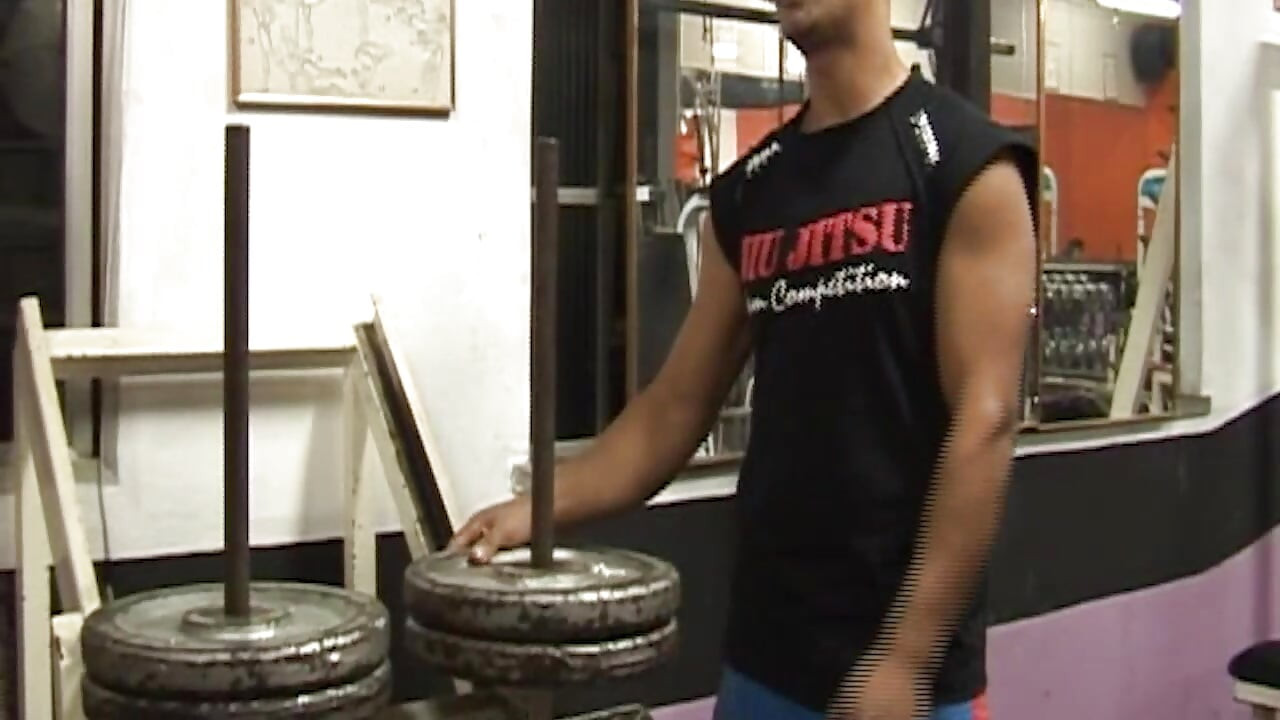 筋肉の塊はジムで生になる - アルファ男性間の深く、汗まみれのアクション