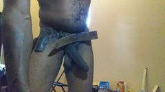 Schwarzer Heimwerker, der sein großes ungeschnittenes Werkzeug schwingt, während er es gibt