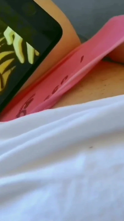 Momento que debe compartir de "En primer plano, linda estudiante tocando su coño mientras ve orgasmo hentai de la mañana"