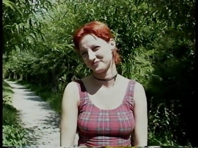 Rödhårig MILF för första gången på cam