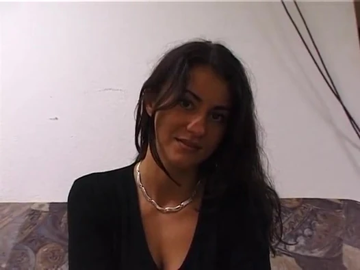 Seksi esmer genç kız amını büyük bir dildoyla dolduruyor