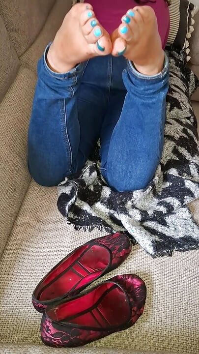 Remain ignored at my stinking and dirty feet