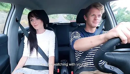 Betrügender freund auf den rücksitzen in mr. Muschilecken im auto