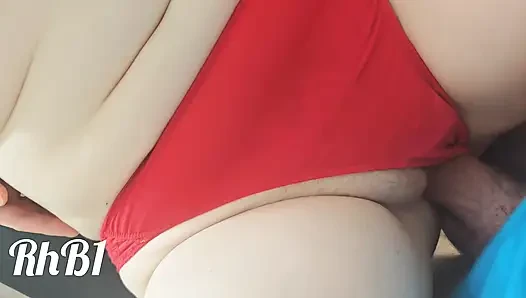 Er ist in mich gekommen. Sein sperma leckt aus meiner muschi auf mein höschen.