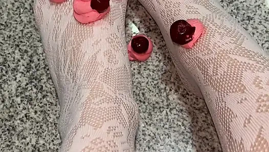 Aku lagi asik mainin memeknya pakai stoking putih sampai dicrot di dalam