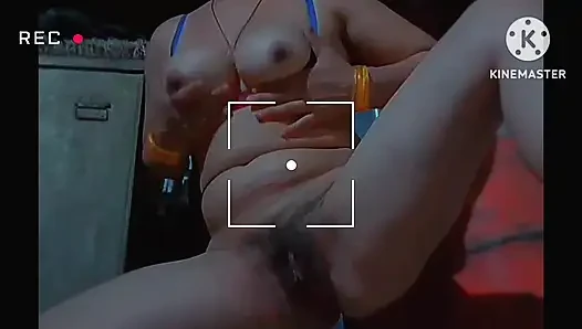 Das heiße college-mädchen des dorfes filmte ein masturbationsvideo von ihrer jugend.