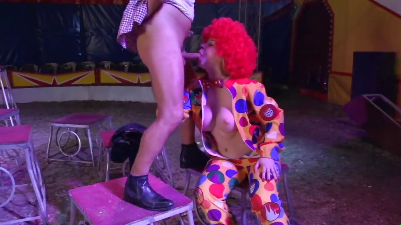 Sexy velká prsa šukají v poloze na veřejnosti ... v cirkusu