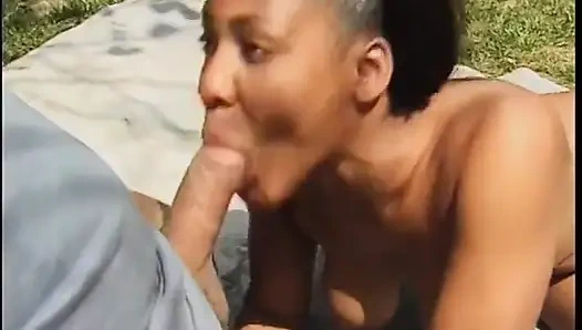 Gadis hot kulit hitam dengan toket aduhai lagi asik nyeping kontol di halaman belakang rumah