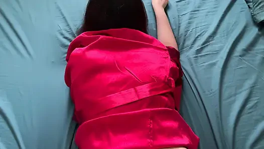 Ibu tiri muda itu secara tidak sengaja duduk di atasku. Saya cum di dalamnya dua kali