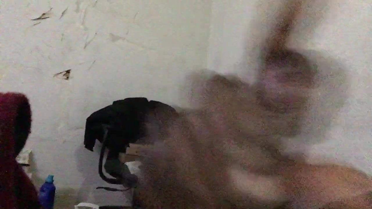Černý muž masturbuje až do mrdky