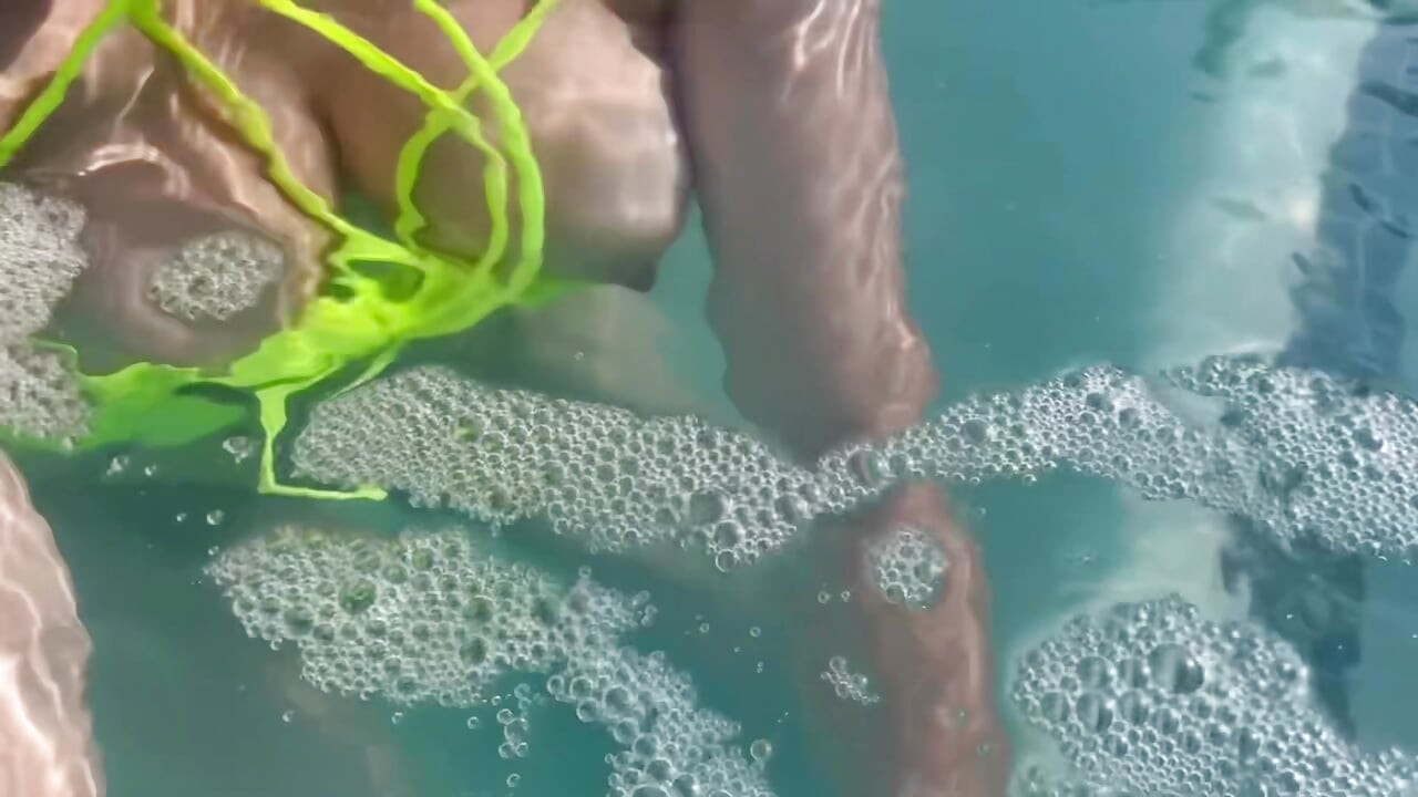 Artemisia Love mostrando seus peitões suculentos debaixo d'água para você usando um biquíni sexy