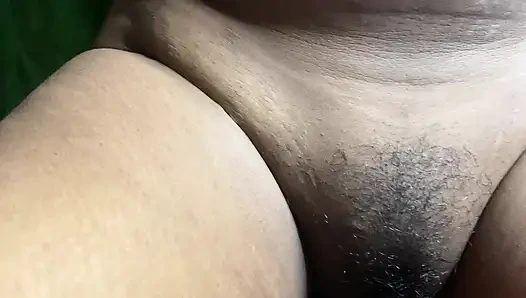 Üvey kayınvalidesi üvey babası tarafından sikilmeye hazır yatıyordu, üvey oğlu onu önceden sikiyor