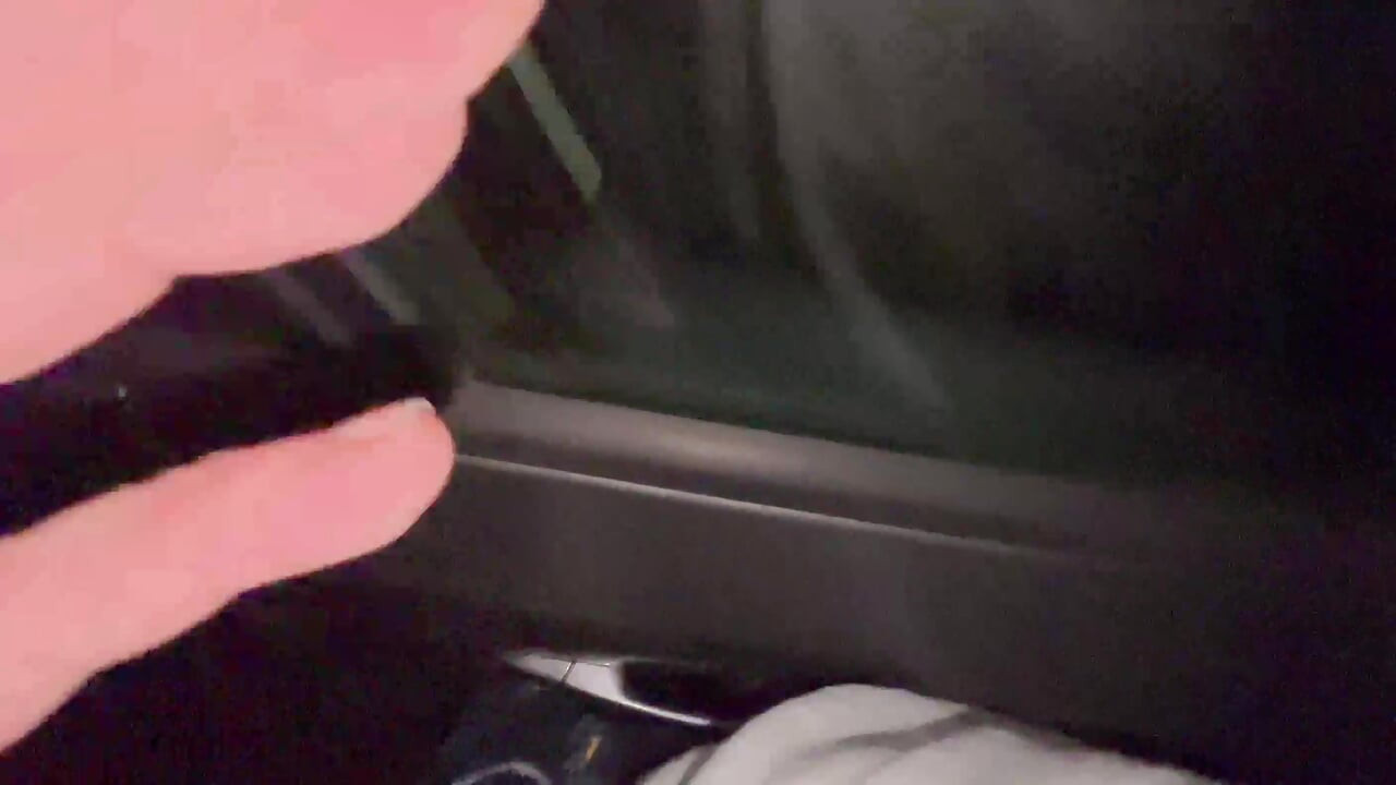 V noci šukám své auto vedle veřejné silnice