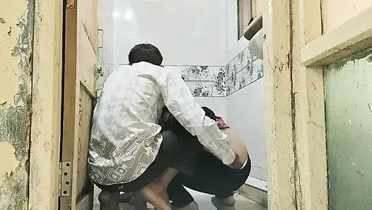 Indian Bhabhi ko Bathroom me Choda / Indian bhabhi sex in bathroom