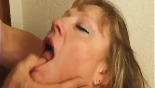 Reife blonde MILF wird in wildes waschküche-hämmern gedehnt