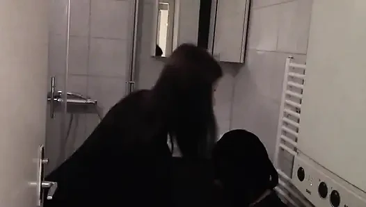 Tanrıça Gloria kölesini tokatlıyor