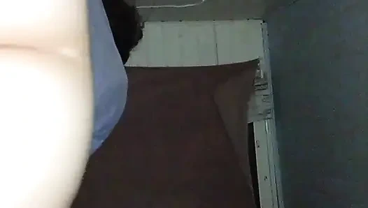 Geldim ve oturmaya devam etti