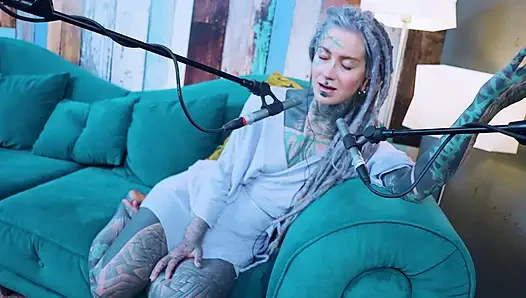 L - aşk hakkında konuşuyorum - asmr podcast sfw konuşuyor gotik sıska kız dreadlocks dövmeli model dövmeli kız
