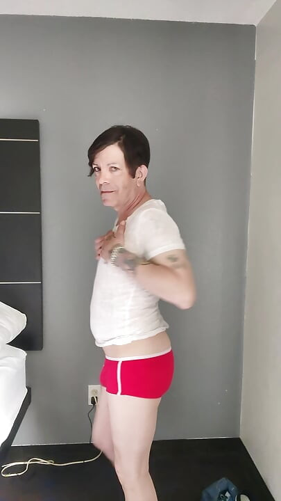 Kadın kılıklı biraz striptiz yapıyor