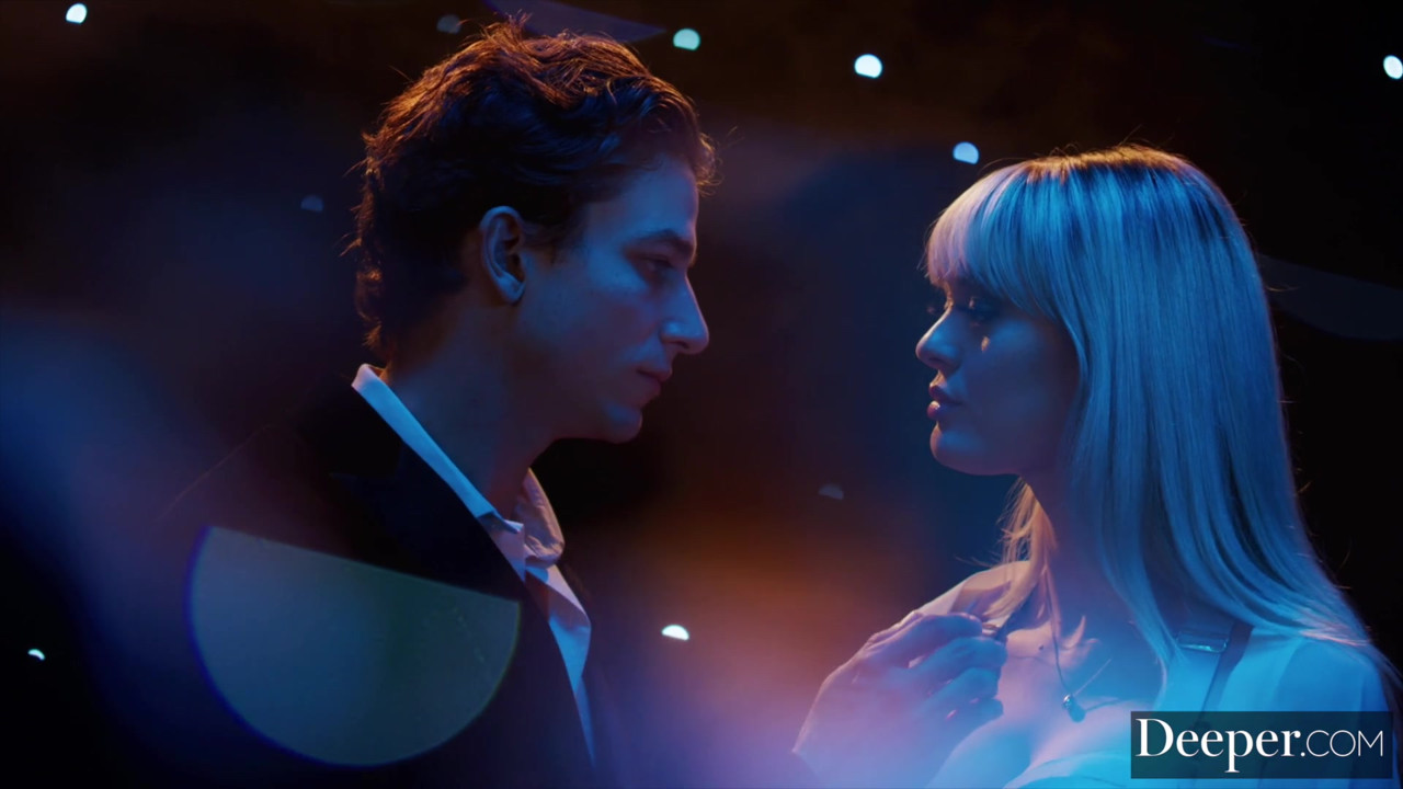 もっと深く。美しいブロンドのアンバー・ムーアが官能的で情熱的なセックスで激しいオーガズムを迎える