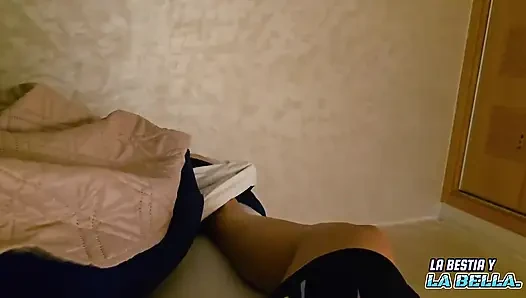 Müslüman bakire ilk kez bir yarakla tanışıyor ve beni emiyor ve sıkı amına sokuyor